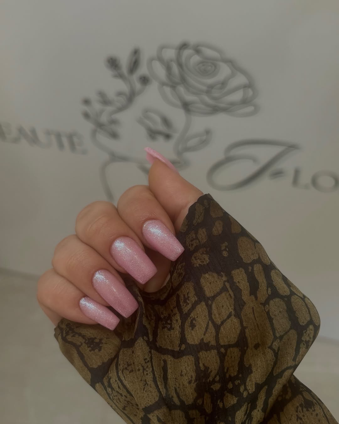Pose d’ongles artistiques avec vernis semi-permanent en institut de beauté à Montpellier