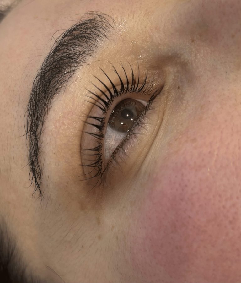 Rehaussement de cils avec teinture pour un regard intensifié et courbure naturelle
