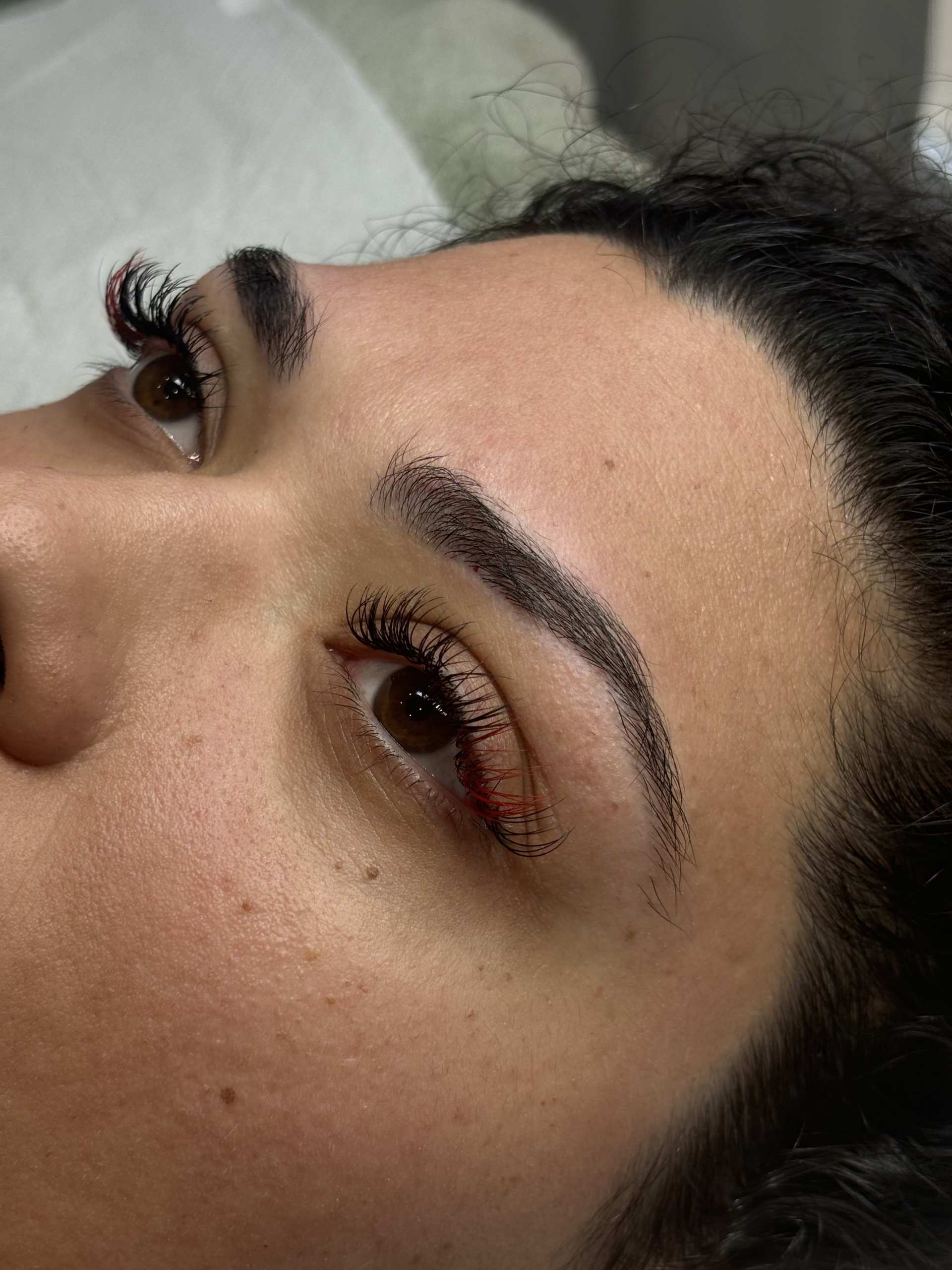 Résultat d’une extension de cils cil à cil avec finition naturelle sur cliente allongée