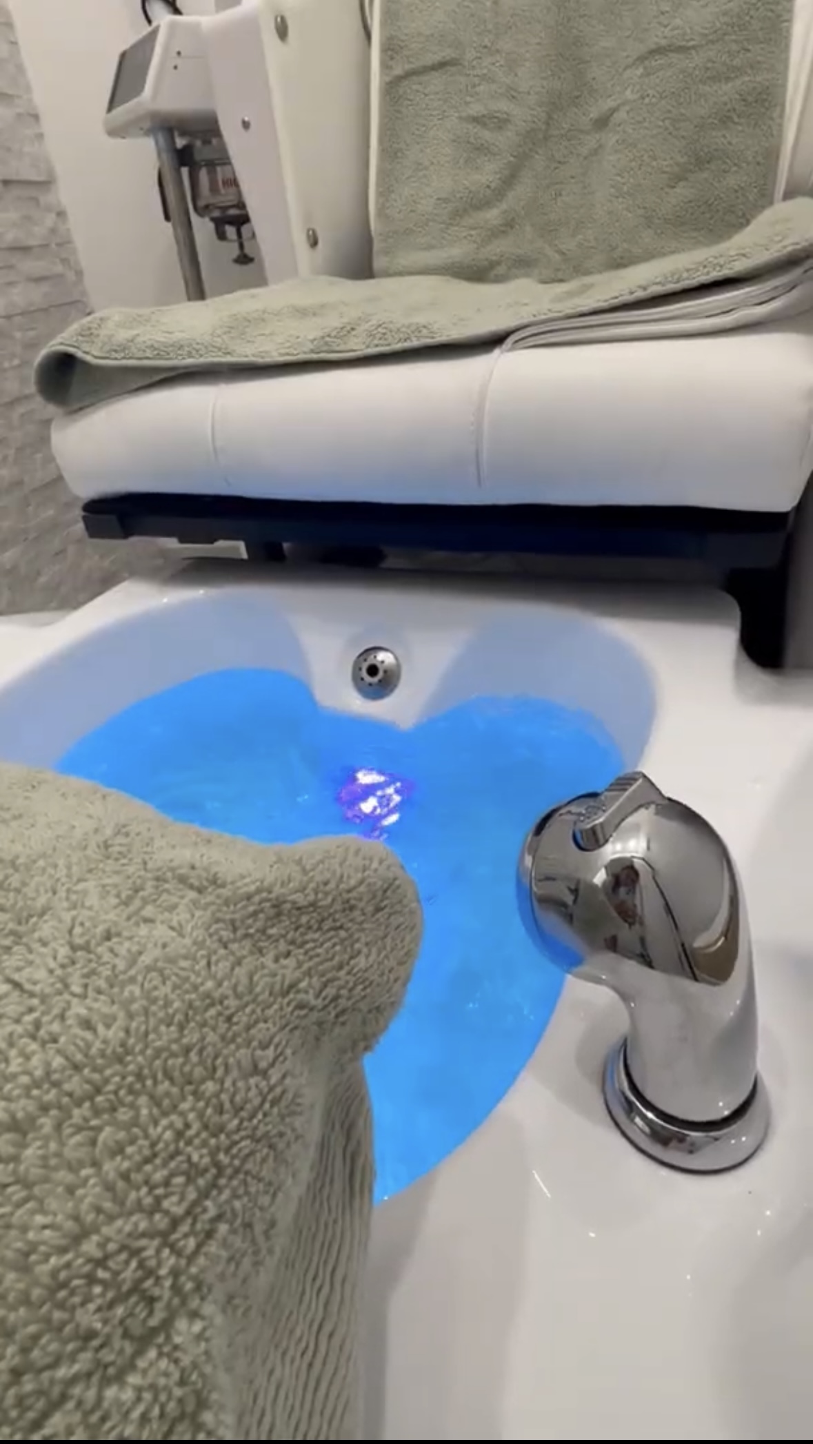 Bain de pieds relaxant en fauteuil pédicure spa avec éclairage LED bleu pour soin beauté des pieds