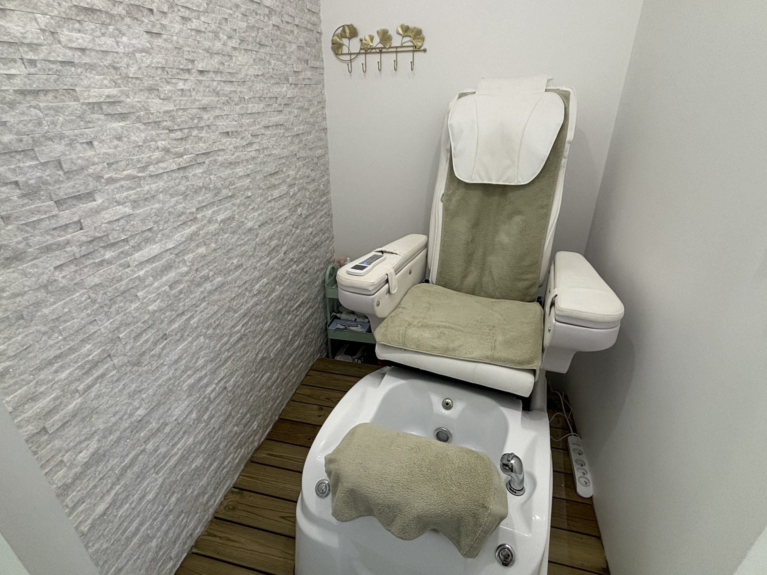Bain de pieds relaxant en fauteuil pédicure spa