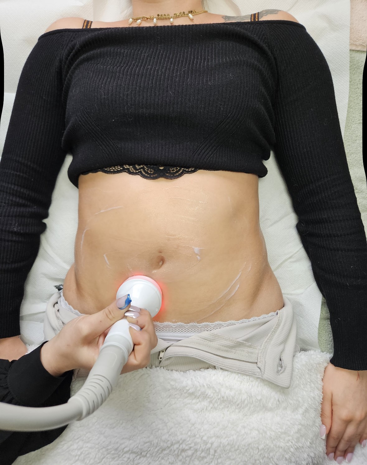 Soin raffermissant Refit corps sur la zone abdominale avec appareil à radiofréquence esthétique