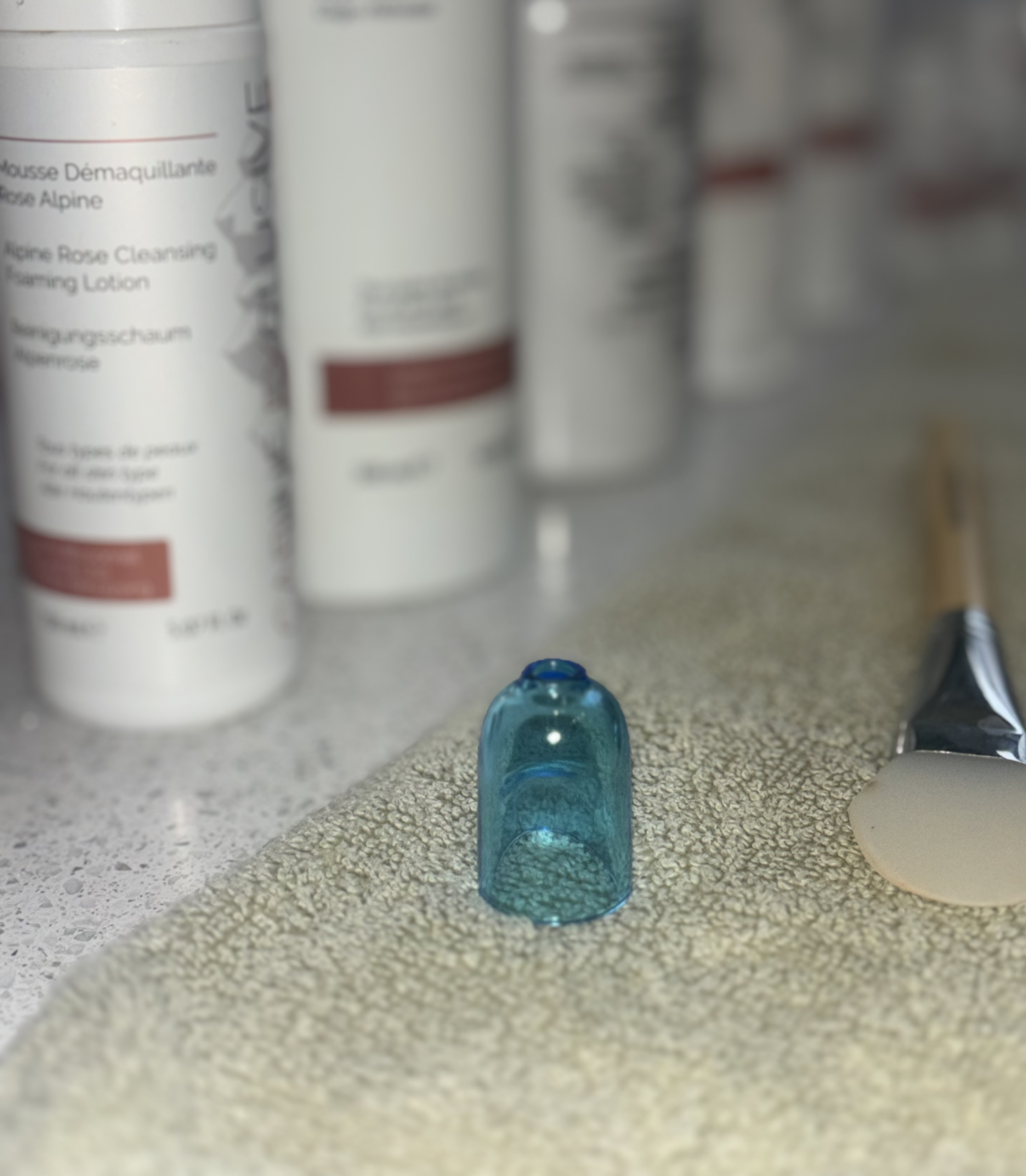 Accessoires utilisés pour le soin du visage Versalis Peel avec produits nettoyants professionnels