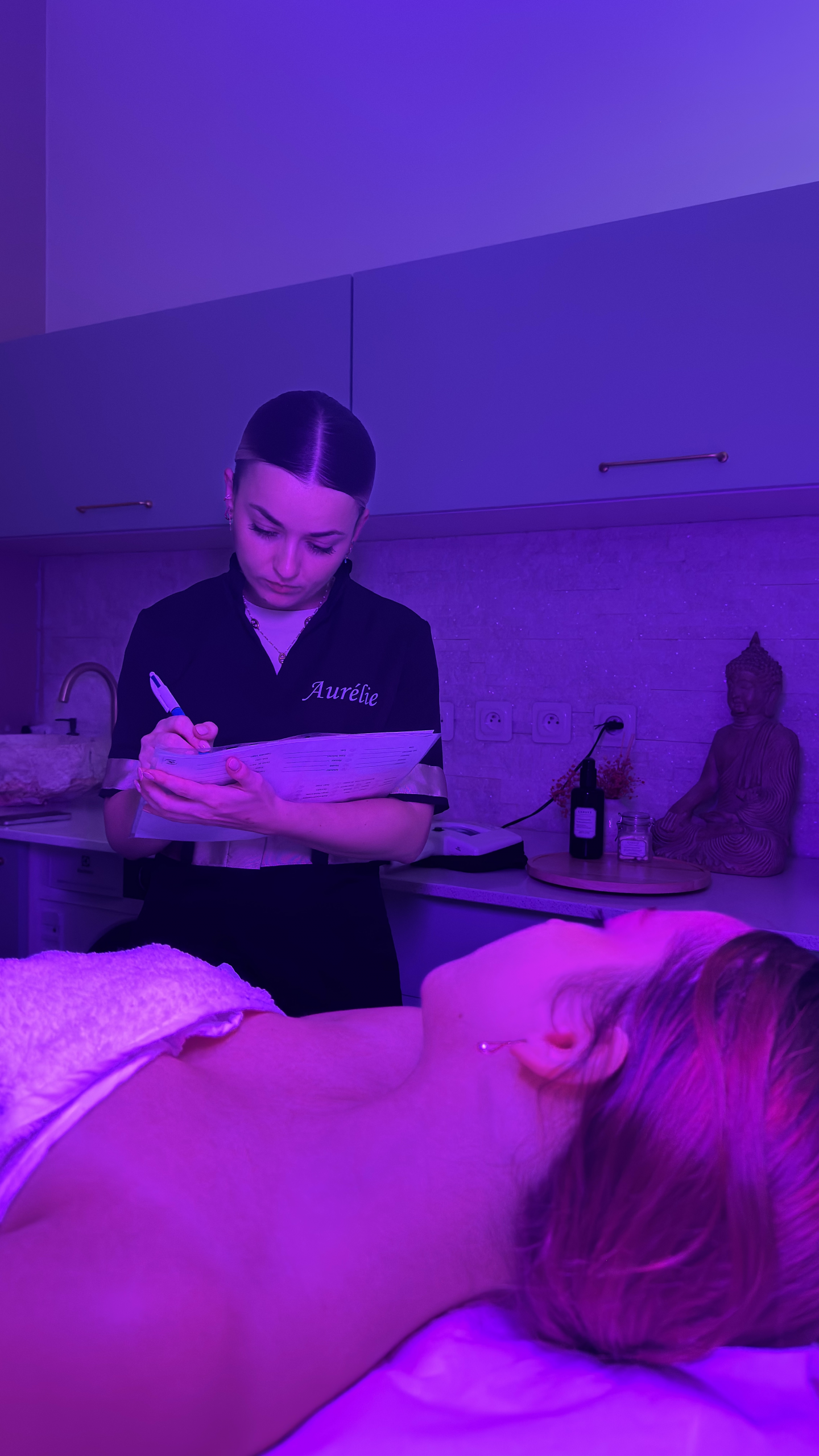 Évaluation personnalisée par l’esthéticienne avant un soin du visage en institut, ambiance apaisante
