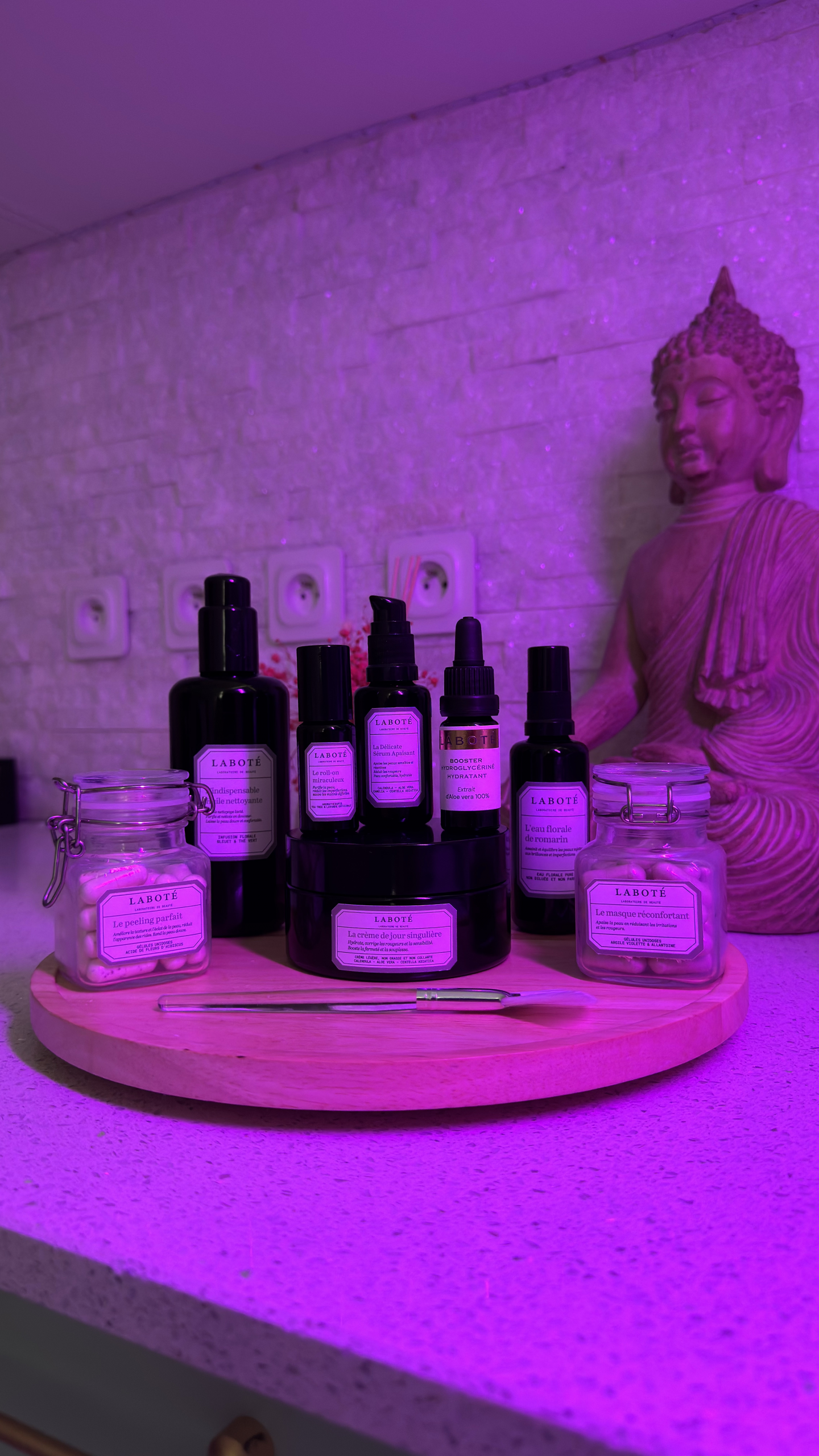 Produits de soin visage personnalisés de la marque Laboté utilisés en institut dans une ambiance zen